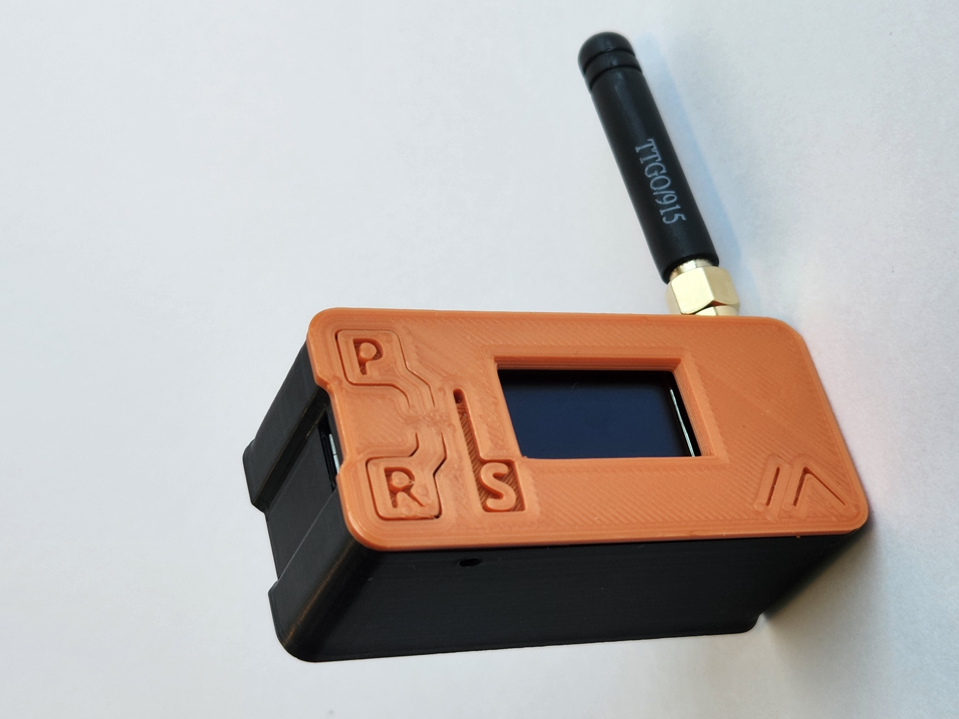 Dispositivo Meshtastic com case laranja